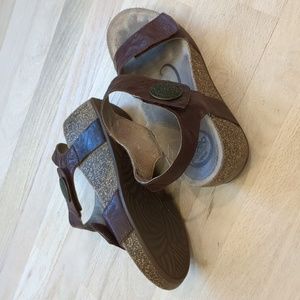 ABEO Una Leather Wedge Sandals w/ cushion foot bed sz 10